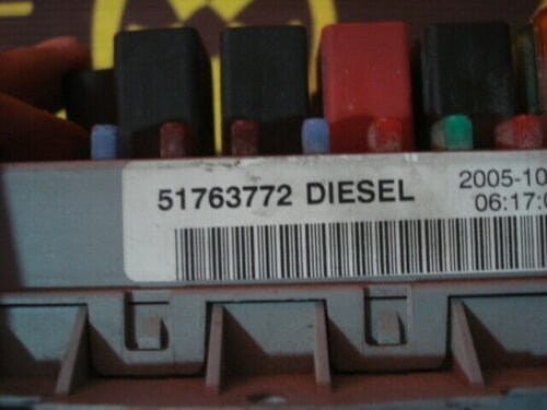 Caja de fusibles Fuse box Body Modul /  Fiat Doblo 51763772
