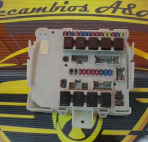 DSC05281 Caja de fusibles Sicherungskasten Nissan Navara 284B6EB300