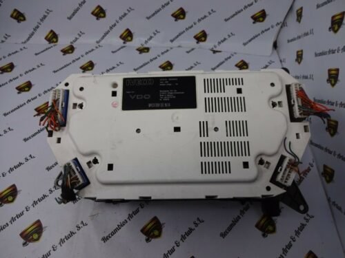 Cuadro de instrumentos / Iveco Daily 500366403 L99 D-78052 VDO 1551.60100100