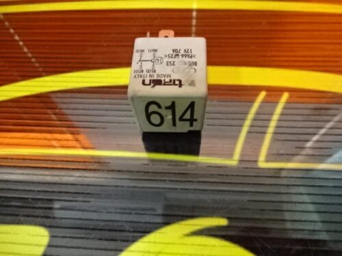 Relé  Relay / VW AUDI SEAT SKODA 8E0951253 8EO951253 NR.614