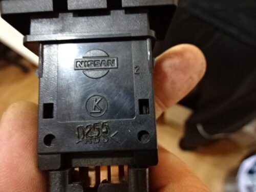 Interruptor de emergencia Hazard switch Nissan Terrano LK