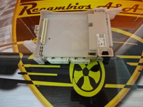 Caja de fusibles  Toyota Yaris 8273052K40 82730-52K40 8F26-0108
