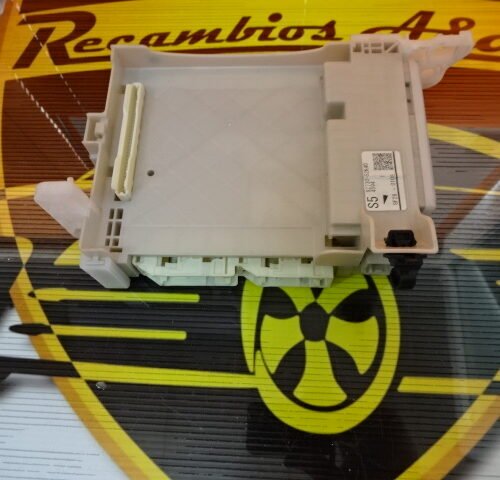 Caja de fusibles  Toyota Yaris 8273052K40 82730-52K40 8F26-0108