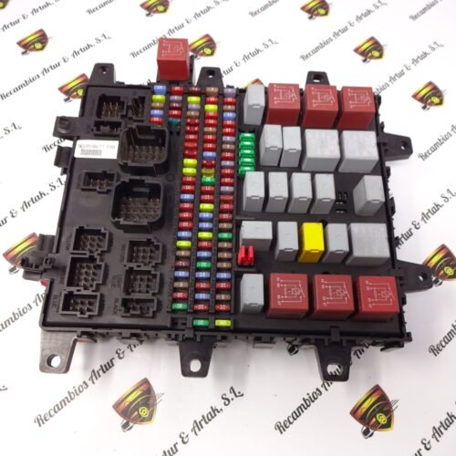 Caja de fusibles  Renault  5010590677 F00 5010590677F00 518849104