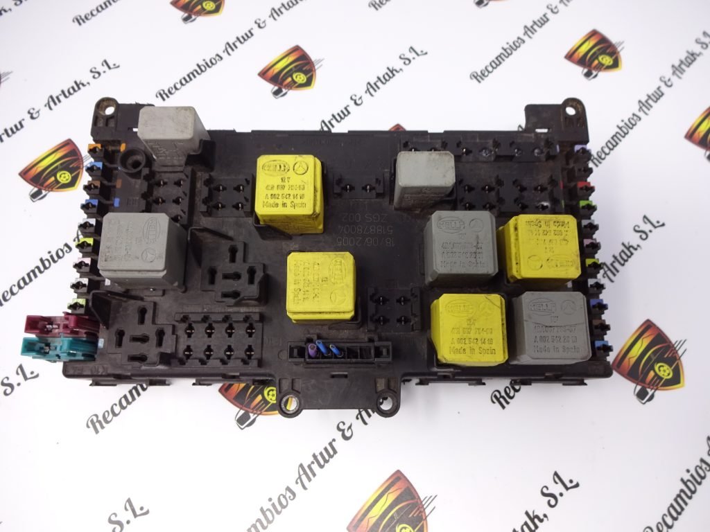 Caja de fusibles MercedesBenz Vito W639 A6395450401 518878004