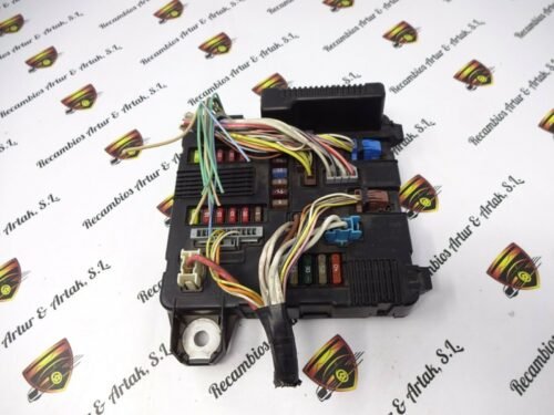 Caja de fusibles Renault Megane UPC X84 N3 8200306033B A118399300K A118399300