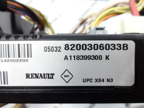 Caja de fusibles Renault Megane UPC X84 N3 8200306033B A118399300K A118399300