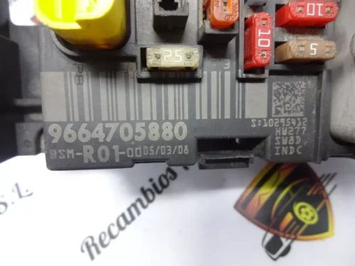 Caja de fusibles CITROEN C4 Picasso Peugeot 9664705880 BSM-R01