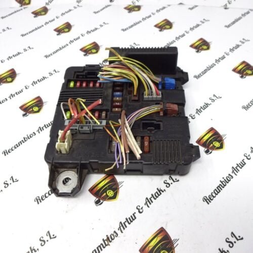 UPC Caja de fusibles / Renault Megane Scenic 8200262385A S118399300E