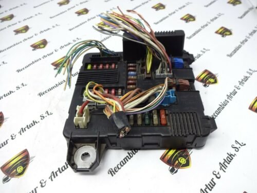 Caja de fusibles Renault Megane UPC X84 N3 8200306033B S118399300K UPCX84N3