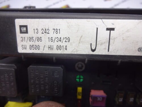 Caja de fusibles Opel Zafira 13242781 JT 13242781JT 5DK009464-10