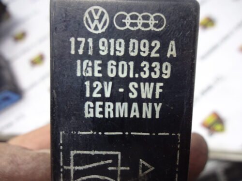 171919092A 1GE601339 Relé VW Golf Audi A80 A100 171919092A 1GE601339 NR.10