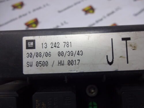 Caja de fusibles Opel Zafira 13242781 JT 13242781JT 5DK009464-10