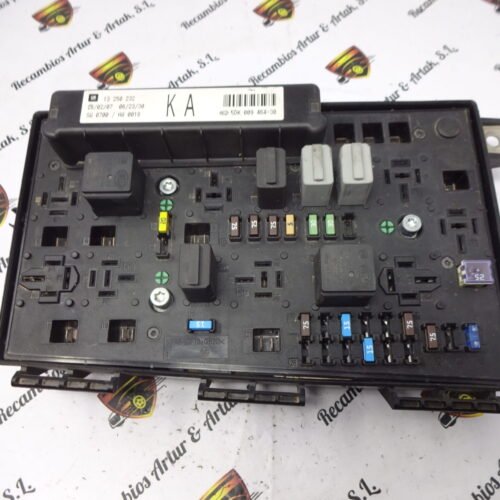 Caja de fusibles  Opel  13250232 13250232KA  5DK009464-30