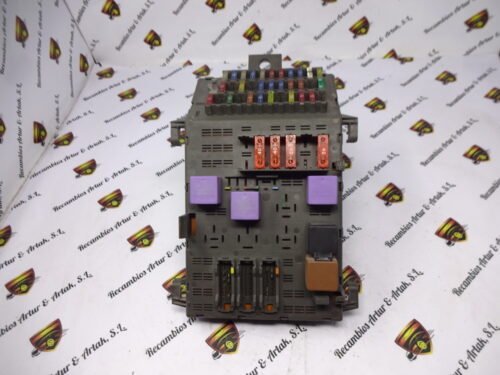 Caja de fusibles Renault 7703197962R 7703197962
