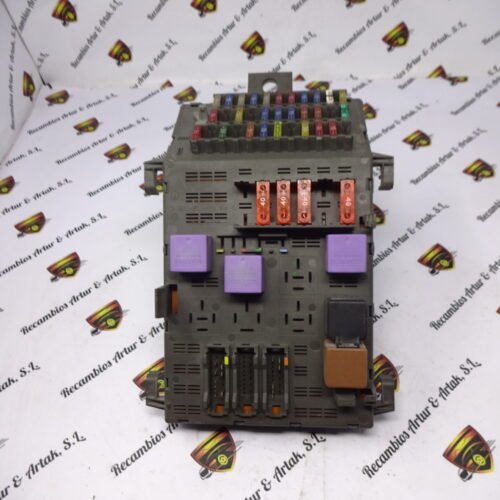 Caja de fusibles Renault 7703197962R 7703197962