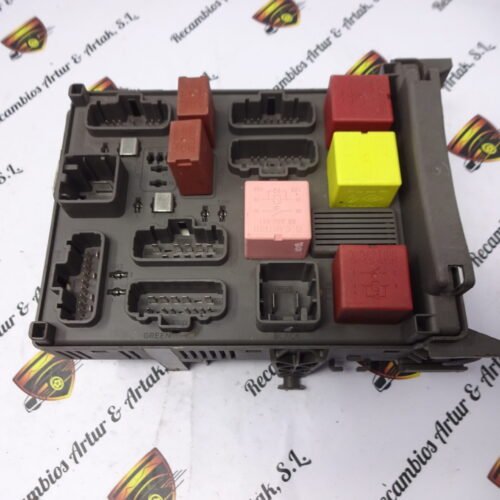 Caja de fusibles RENAULT 8200447435A 518832118