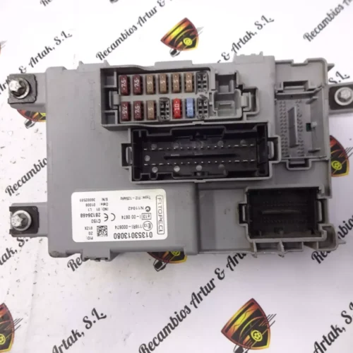 Caja de fusibles Fiat Peugeot 01353013080 28136468