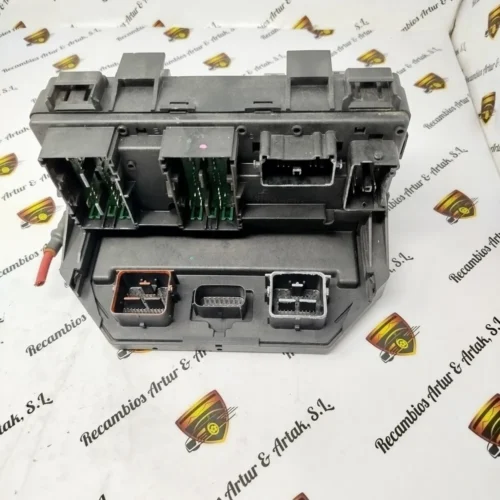 Caja de fusibles Chrysler 68105507AC RT03234219 R3131B0216
