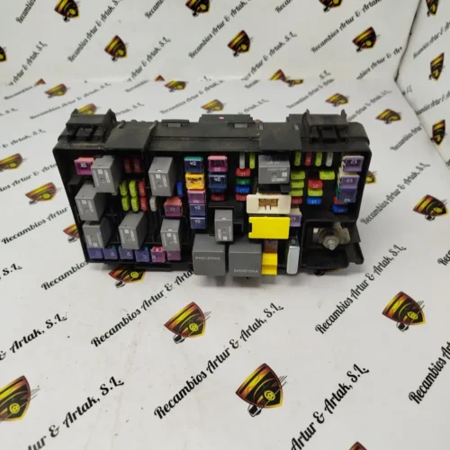 Caja de fusibles Chrysler 68105507AC RT03234219 R3131B0216