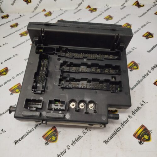 Caja de fusibles Ford Escort 93AG14A073BA