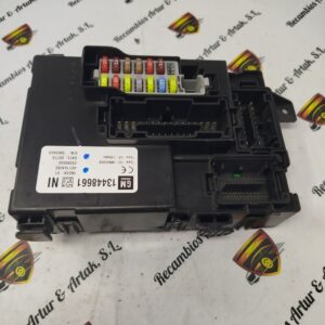 Caja de fusibles Opel Meriva B 13448661NI 28399555 NI 28399555